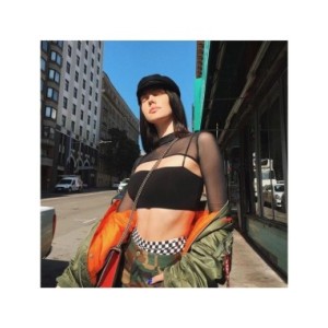 Top corto Sexy para mujer, camiseta de manga de malla, Tops transparentes ahuecados, camiseta negra para mujer, camiseta informa